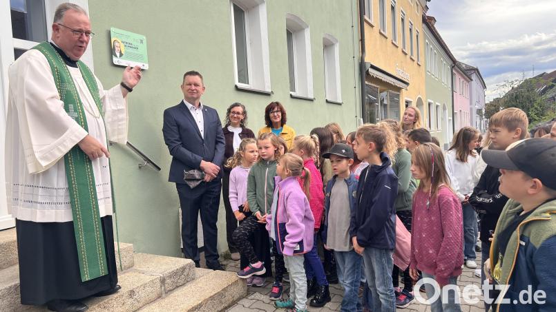 Eine Plakette am Hahnbacher Kloster erinnert jetzt an Schwester Patrona Schwaiger: Pfarrer Michael Birner, Hahnbachs Erster Bürgermeister Dominik Sachsenhauser, Katja Stiegler von der AOVE und Dritte Bürgermeisterin Evi Höllerer (von links) sind stolz darauf. Bild: Marianne Moosburger