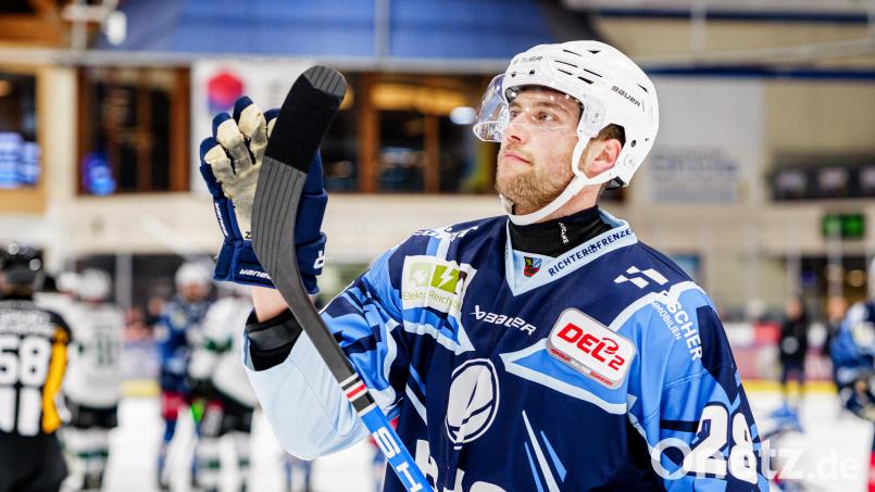Maximilian Kolb spielte drei Jahre für die Blue Devils Weiden. Am Freitag kehrt er zum Start der neuen DEL2-Saison mit seinem neuen Verein ECDC Memmingen zurück in die Hans-Schröpf-Arena. Archivbild: Elke Englmaier