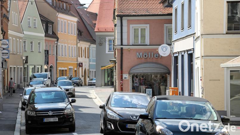 Die Untere Nabburger Straße in der Amberger Altstadt: Seit mehr als vier Jahren darf Redakteur Dominik Hopperdietzel hier zwischen Dönerläden, Bars, Biergärten und einer gruseligen Parkplatzsituation leben. Archivbild: Wolfgang Steinbacher