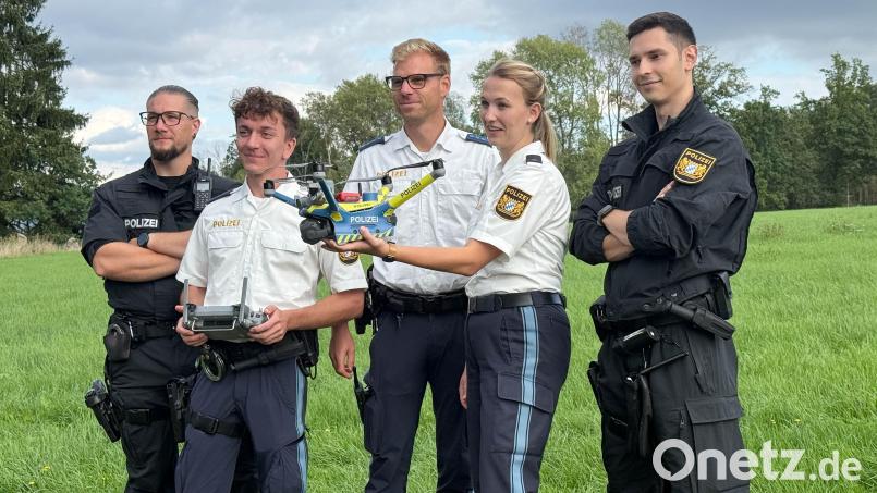 Die Weidener Drohnen-Gruppe posiert mit ihrer Drohne "Doris". Bild: Gabi Schönberger