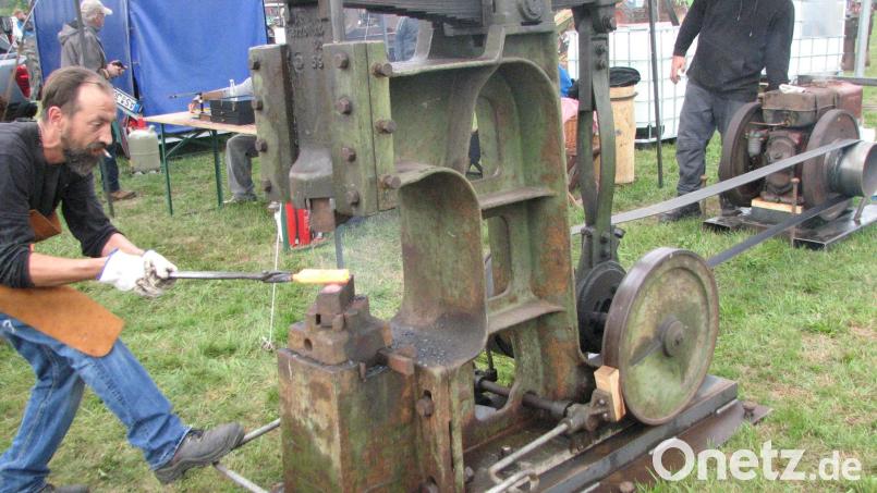 Mit Flachriemenantrieb arbeitet der Schmiedehammer. Das heiße Eisen wird mit dem Schmiedehammer bearbeitet. Bild: Johann Kneißl