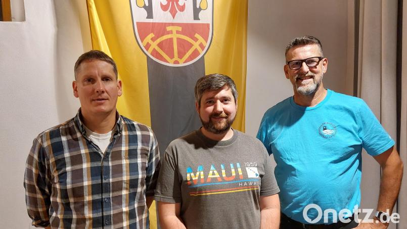 In Zukunft wird die digitale Rechnungsprüfung den Rechnungsprüfungsausschuss stärker beschäftigen. Bürgermeister Roman Berr (rechts) gratulierte Harald Heinl (links), der zum Vorsitzenden des Ausschusses bestimmt wurde, ebenso wie Hannes Lutter (Mitte), der künftig als dessen Stellvertreter fungiert. Bild: mfh