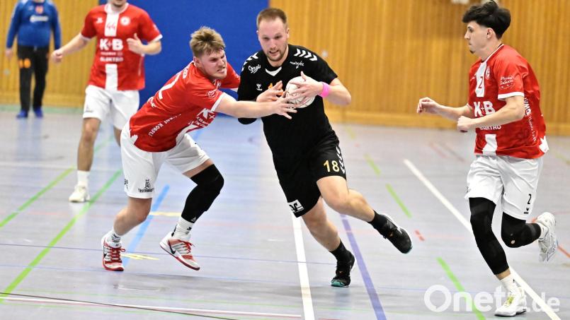 Fabian Rohrbach (Mitte) hier noch bei der HG Amberg trifft diese Saison erneut auf den HC Sulzbach – diesmal im Trikot der SG Auerbach/Pegnitz. Bild: Hubert Ziegler