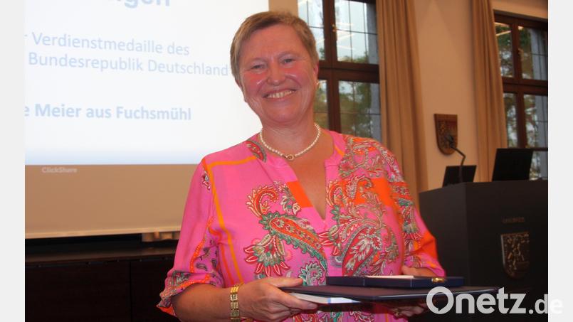 Inhaberin der Verdienstmedaille des Verdienstordens der Bundesrepublik Deutschland ist seit Montag Sabine Meier aus Fuchsmühl. Bild: Werner Robl