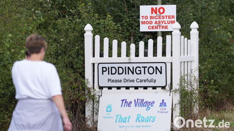 In einem britischen Dorf regt sich Protest gegen die geplante Unterbringung von Asylsuchenden. Bild: Joe Giddens/PA Wire/dpa