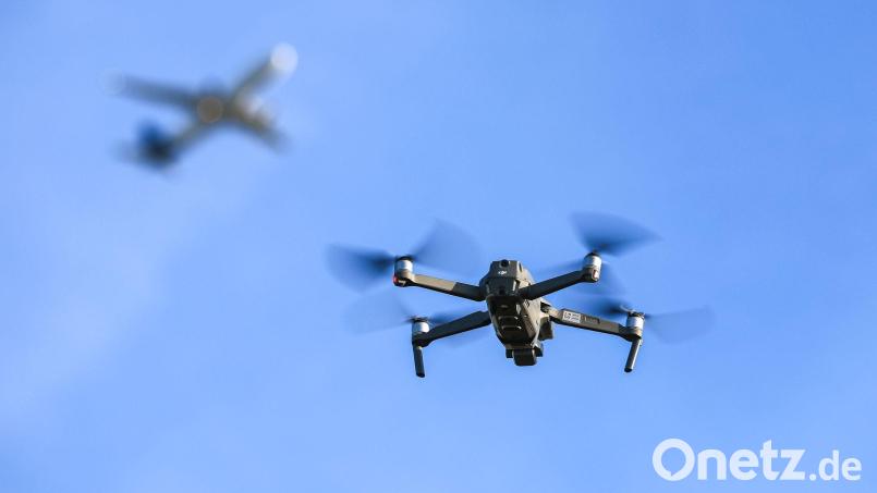 Unerlaubte Drohnenüberflüge zum Beispiel in der Nähe von Flughäfen sind keine Seltenheit. (Symbolbild) Bild: Jan Woitas/dpa