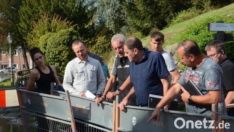 Der Bau- und Umweltausschuss Pleystein nimmt beim Rundgang durch die Stadt zahlreiche Baustellen und Probleme unter die Lupe – von Stadtweiher und Friedhofsmauer bis zu Straßen und Schulräumen. Allein es fehlt das Geld. Bild: Elisabeth Dobmayer