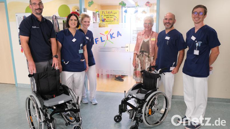 Das Amberger Klinikum dank einer Spende jetzt zwei Rollstühle für Kinder mehr. Auf dem Bild von links: Oliver Pfeiffer, Pohlig GmbH; Selina Lorenz und Rebecca Sigl, Stationsleitungen; FLIKA-Vorsitzende Margit Meier; Dr. Dr. Michael Kertai, Chefarzt der Klinik für Kinderorthopädie; MUDr. Zbynek Vavra. Bild: Sandra Dietl Klinikum St. Marien Amberg
