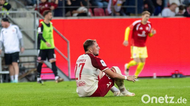Bild mit Symbolcharakter: Jahn-Angreifer Lucas Hermes sitzt nach dem 1:2 gegen Fortuna Düsseldorf frustriert am Boden. Bild: Sascha Janne