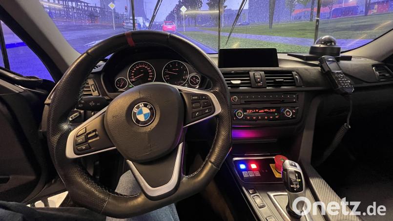 Bei der Bereitschaftspolizei in Sulzbach-Rosenberg trainieren Polizeischüler in einem Simulator, worauf sie während einer Einsatzfahrt mit Blaulicht achten müssen. Bild: hop