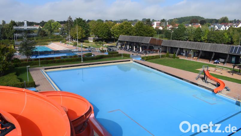 Das Freibad Tirschenreuth hat zwei neue Fachangestellte für Bäderbetriebe gefunden und kann daher in der kommenden Saison 2027 seine Öffnungszeiten wieder auf Normalbetrieb umstellen. Bild: szl