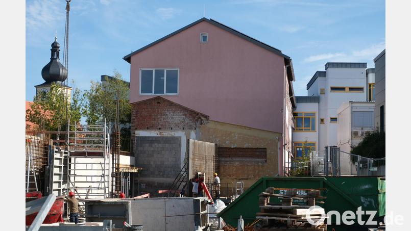 Die Sanierung des rosaroten Baus der Grund- und Mittelschule Kümmersbruck erfolgt im zweiten Bauabschnitt. Bild: Gerd Spies
