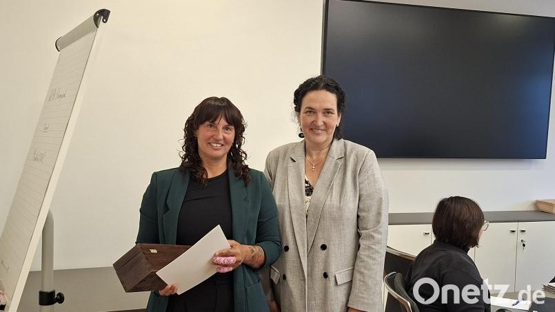 Mit einem kleinen Geschenk und großem Beifall ihrer Kolleginnen und Kollegen im Plößberger Marktgemeinderat wurde Markträtin Katrin Hüttner (links) von Bürgermeisterin Tina Zeitler (rechts) mit großem Dank für ihr Engagement verabschiedet. Bild: Hans Prem
