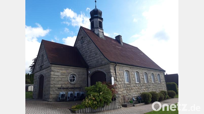 Die Standsicherheit des Glockenturms der Kapelle auf dem Fichtelberger Friedhof ist gefährdet. Hierzu vergab der Gemeinderat den Auftrag an eine hiesige Zimmerei. Nach Möglichkeit soll die Baumaßnahme noch im Jahr 2026 abgeschlossen werden. Bild: wkr