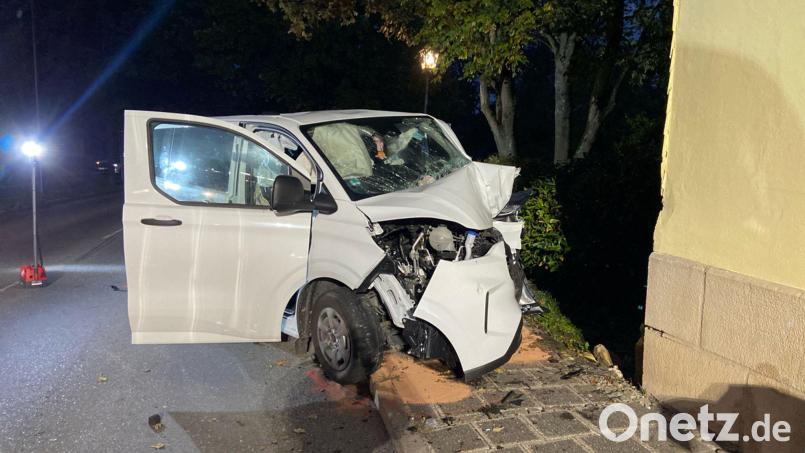 Sieben Menschen wurden verletzt, als eine Fahrerin aus Sonneberg /Thüringen ihren Kleinbus an eine Hauswand im oberfränkischen Sonnefeld setzte. Bild: -/Polizei Oberfranken/dpa