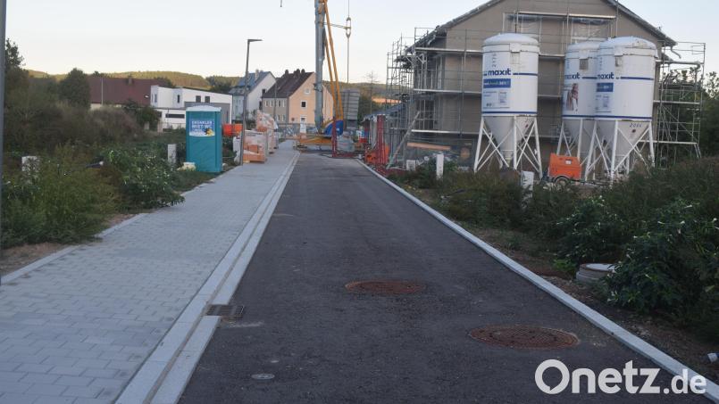 Das Baugebiet "Quartier am Brünnlweg" wird durch die Straße "In der Au " erschlossen. Die Straße ist als Ortsstraße gewidmet und als Einbahnstraße angelegt. Bild: Richard Braun
