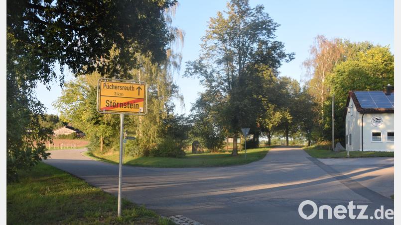 Von der Straße nach Püchersreuth zweigt rechts beim Siedlerheim die Straße Richtung Sportgelände ab. Gegenüber dem Siedlergebäude soll eine der beiden Solarstraßenlaternen angebracht werden. Bild: Ernst Frischholz
