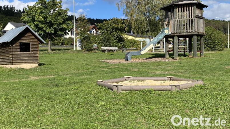 Der Sandkasten im Kinderspielplatz "Auf der Trath" erhält ein Sonnensegel. Bild: Josef Glas
