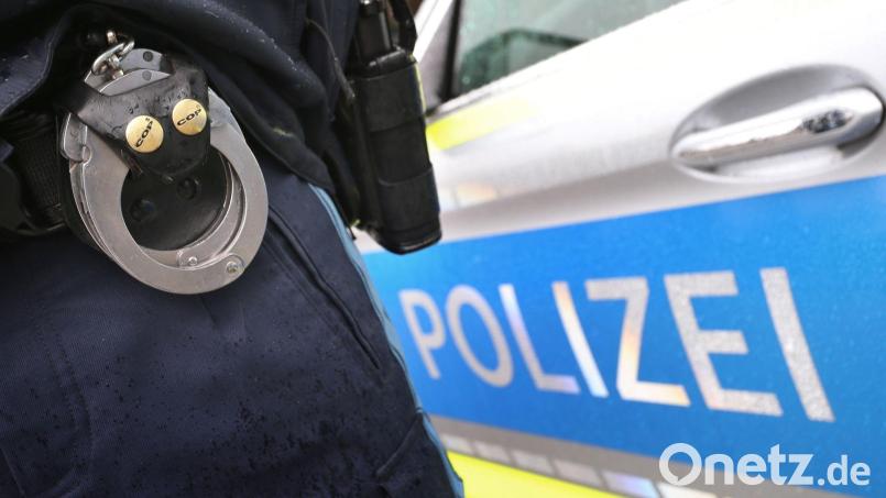 Die Polizei kontrolliert den 17-Jährigen. (Symbolbild) Bild: Karl-Josef Hildenbrand/dpa
