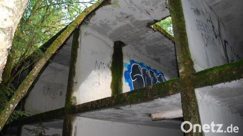 Anfang der 1970er Jahre waren nahe des heutigen Sibyllenbads zwei Sanatorien mit Kurmittelhaus aus dem Boden gestampft worden. Die Überreste sind mehrere Hundert Meter lang, etwa 100 Meter breit und zwei Stockwerke hoch. Ein Lost Place wie aus dem Bilderbuch, inklusive Graffiti an den Wänden. Bild: Thorsten Schreiber