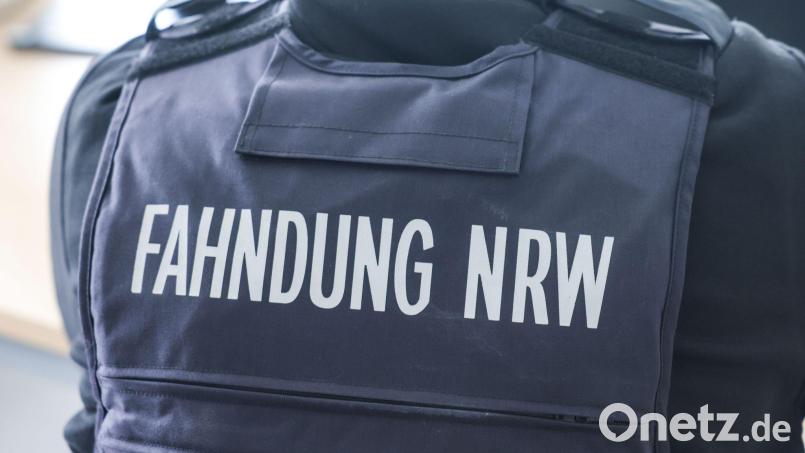 Mit einer großangelegten Razzia gehen Behörden gegen ein System von Scheinfirmen vor. (Archivbild) Bild: Oliver Berg/dpa