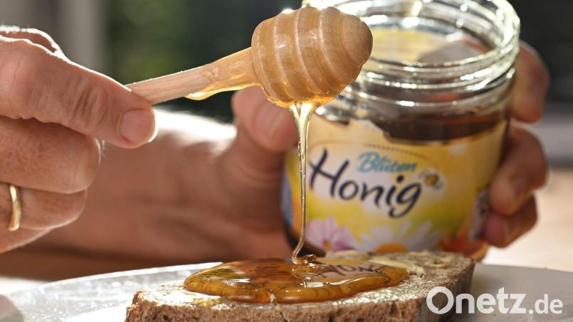 Honiggläser sollten unbedingt ausgespült werden, bevor sie im Altglas-Container landen. Ungespülte Gläser sind eine Hauptursache für die Verbreitung der Amerikanischen Faulbrut. Symbolbild: Bernd Weißbrod/dpa