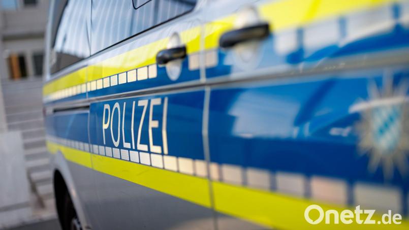 Die Polizei sperrt den Bereich ab. Symbolbild: Daniel Karmann/dpa