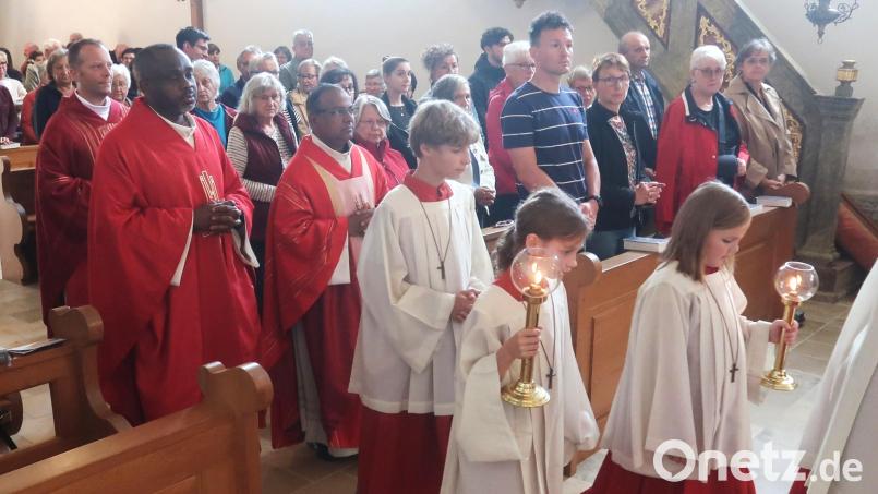 Am Hauptfest der Kreuzerhöhung zogen Pfarrer Thomas Helm, Pfarrvikar Christian Ogu und Pfarrer Hrudaya Madanu mit den Ministranten in die vollbesetzte Bergkirche ein. Bild: Rosi Hasenstab