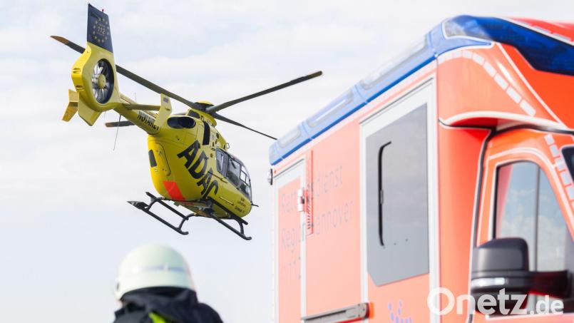 Die Mutter und die Tochter kommen mit schweren Verletzungen in ein Krankenhaus. Symbolbild: Julian Stratenschulte/dpa