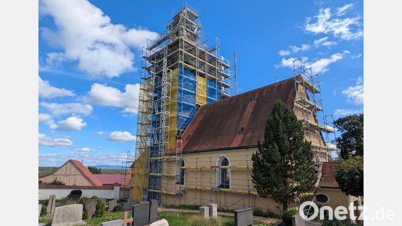 Seit einigen Wochen eingerüstet ist die Pfarrkirche St. Emmeram. Die Fassade und der Kirchturm müssen saniert werden. Die Maßnahme erfolgt in zwei Bauabschnitten. Bild: Paul Zrenner