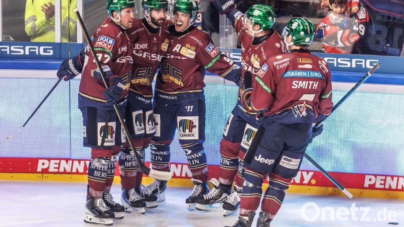 Die Eisbären Berlin bejubeln den Treffer von Liam Kirk (2.v.l.) zum 2:0 gegen die Straubing Tigers. Bild: Andreas Gora/dpa