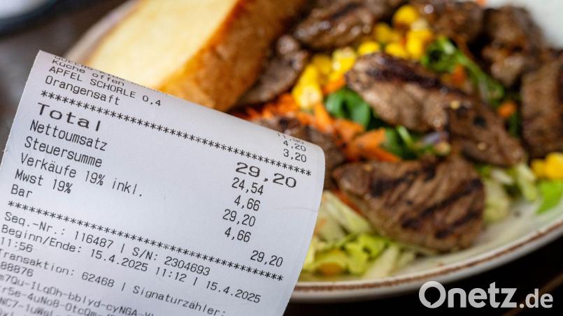 Die Mehrwertsteuer in der Gastronomie beträgt nicht mehr 19 Prozent, sondern nur noch 7, doch der Restaurantbesuch ist nicht günstiger geworden. (Archivbild) Bild: Sina Schuldt/dpa