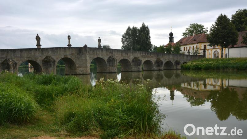 Die malerische Fischhofbrücke mit dem Amtsgericht im Hintergrund ist das Aushängeschild des Tirschenreuther Fischhofparks. Hier werden am 27. September die Erlebniswochen Fisch eröffnet. Bild: Josef Rosner