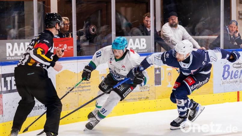Luca Gläser (rechts) fehlt den Blue Devils Weiden im ersten Saisonspiel gegen den Aufsteiger ECDC Memmingen. Bild: Werner Moller