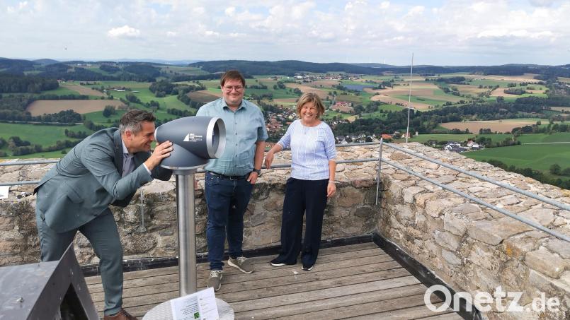 Bürgermeister Rudolf Teplitzky blickt durch das neue Viscope am Burgturm "Haus Murach" in die Ferne. Auch ILE-Manager Christian Karl und Touristik-Leiterin Sigrid Breitschafter sind vom neuen Angebot mit eingeblendeten Infoangaben begeistert. Bild: Gertraud Portner