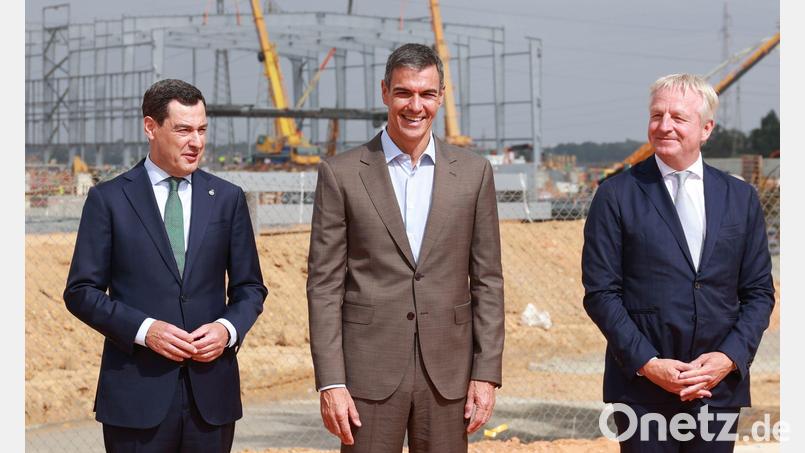 Spaniens Regierungschef Pedro Sánchez (M), Andalusiens Regionalregierungschef Juanma Moreno (l) und der Chef des Energieunternehmens Moeve, der Niederländer Maarten Wetselaar, haben symbolisch den Grundstein für die derzeit größte Anlage Südeuropas zur Produktion grünen Wasserstoffs aus erneuerbaren Energiequellen in der Region Huelva gelegt. Bild: Rocío Ruz/EUROPA PRESS/dpa