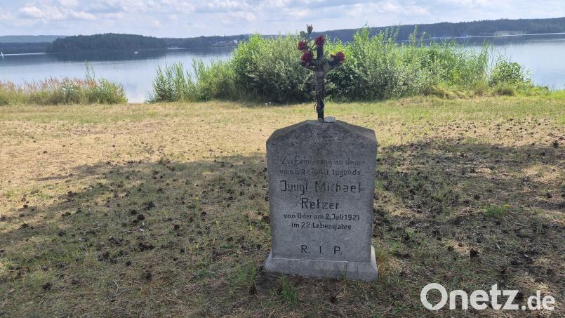 Der Gedenkstein am Steinberger See erinnert an den damals 21-jährigen Michael Retzer, der vom Blitz erschlagen wurde. Bild: Jasmin Bauer