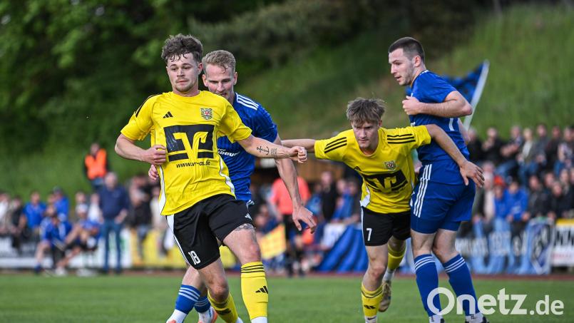 Bekanntes Duell: Der SV Hahnbach (gelb) und der SV Etzenricht standen sich zuletzt im Sommer in der Landesliga-Relegation gegenüber. Archivbild: Jonas Löffler