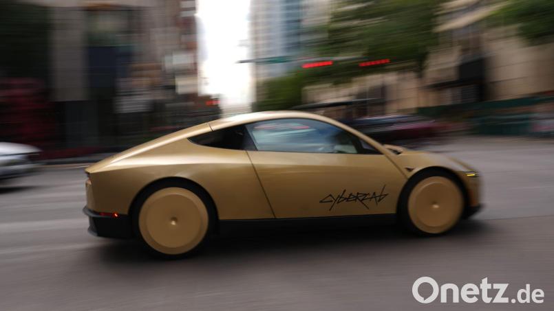 Erste Fahrzeuge von Teslas selbstfahrendem Cybercab ohne Lenkrad und Pedale befördern Menschen im texanischen Austin. (Archivbild) Bild: Eric Gay/AP/dpa