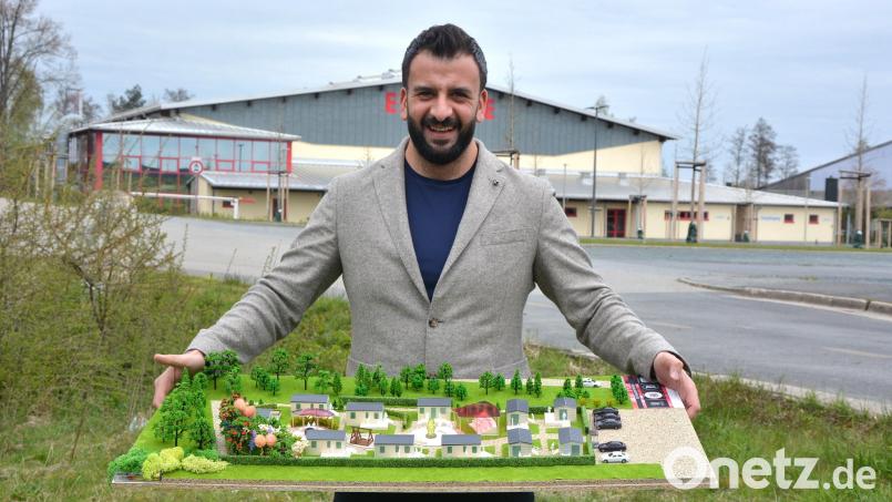 Endlich kann Investor Sezayi Er an die Verwirklichung seines Tiny-House-Parks am Freibad gehen. Der Weidener Unternehmer will dort eine Reihe von Häusern errichten, die laut Bürgermeister bereits bestellt sind. Mit der Umsetzung des Projekts rechnet die Stadt Mitterteich im kommenden Jahr. Archivbild: Josef Rosner