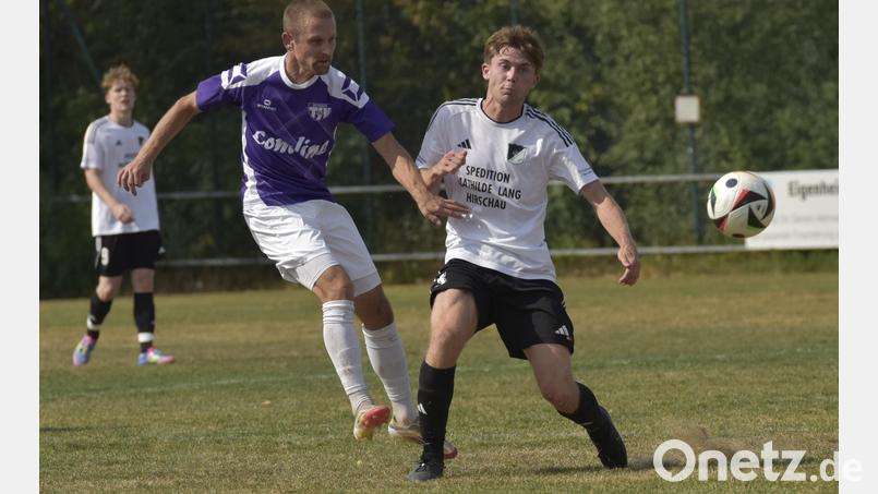 Spielertrainer Thimo Luff (links) und der TSV Detag Wernberg können mit einem Sieg gegen Schmidgaden auf Platz drei vorstoßen. Bild: Hans Mark