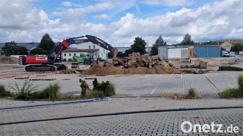 Dem Erdboden gleichgemacht wurde in den vergangenen Wochen das große Areal des früheren Autohauses Maschek an der Ecke Libourne-Allee und Regensburger Straße in Schwandorf. Bild: Thomas Dobler