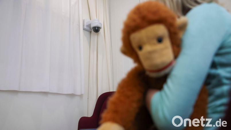 In Oberfranken soll ein Pfleger Behinderte sexuell missbraucht haben, darunter Kinder. (Symbolbild) Bild: Jan Woitas/dpa