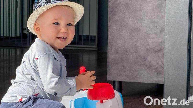 Ein kleiner, süßer Knirps: Tim (1) ist trotz seiner Krebserkrankung ein Sonnenschein. Bild: Petra Hartl