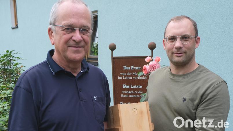 Jos Rosner überreicht Andreas Wagmüller eine Spende von 1500 Euro für die Caritas-Station Floß. Bild: Fred Lehner