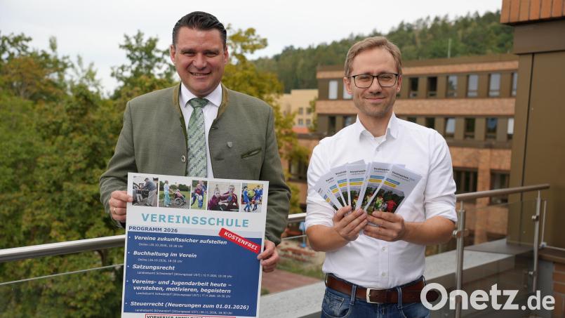 Landrat Thomas Ebeling (links) und Florian Schmid von der Lernenden Region Schwandorf präsentieren das diesjährige Vereinsschule-Programm. Bild: Laura Kohl, Landratsamt Schwandorf