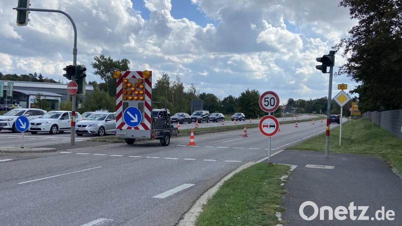 Achtung, hier wird eine Fahrspur gesperrt. Am sogenannten Schmetterling in Amberg muss die Fahrbahn erneuert werden. Bild: Andreas Ascherl