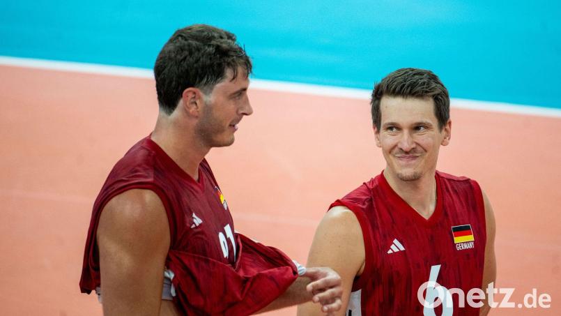 Volleyballer Johannes Tille (r) fällt für den Rest der EM aus. (Archivbild) Bild: Julius Frick/dpa