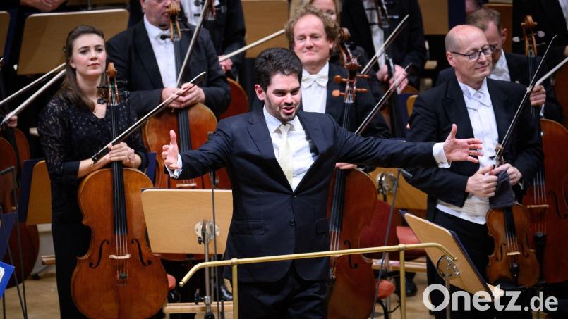 Chefdirigent Lahav Shani und die Münchner Philharmoniker lieferten ein begeisterndes Konzert in München ab. (Archivbild) Bild: Bernd von Jutrczenka/dpa