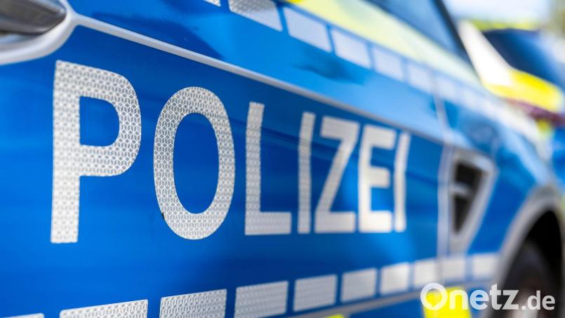 Ein Unbekannter hat in Eichlgütl ein Bushäuschen beschädigt und ein Hakenkreuz in das Holz eingebrannt. Symbolbild: David Inderlied/dpa